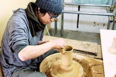 繊細でモダンな薄造りの錆器。IDEE TOKYOで陶芸家・二階堂明弘の作陶展を開催