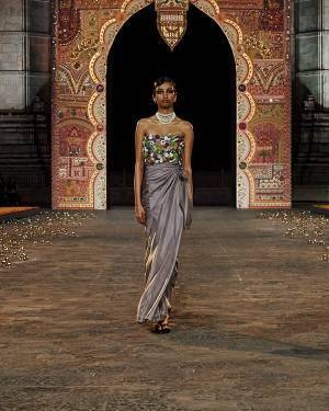 【ルック】ディオールが2023年フォール コレクションをインド・ムンバイで発表