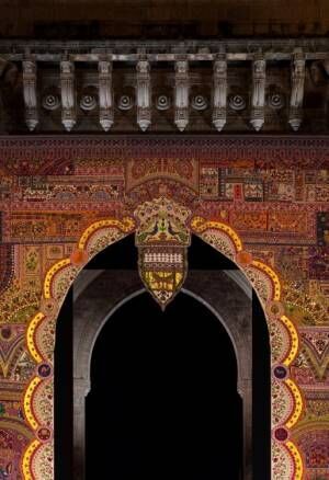 ムンバイ「インド門」が荘厳な舞台に。ディオール 2023年フォール コレクションの舞台装飾