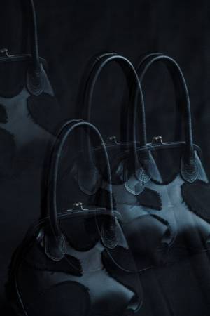 Y'sが創業350周年を迎える三越を象徴する包装紙デザイン「華ひらく」を表現した特別なアイテムを発売