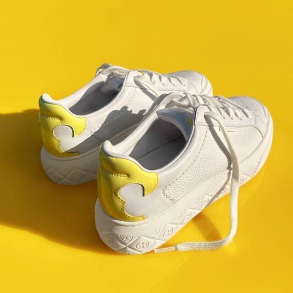 トリー バーチから「幸運のシンボル」をデザインに取り入れたスニーカーが登場