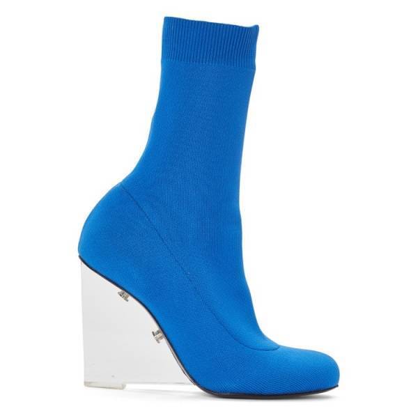 透明なウェッジソールで宙に浮いているかのよう。アレキサンダー・マックイーンの新作シューズ「SHARD SHOES」