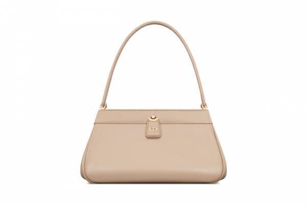 1つ1つ丁寧に縫い上げられる卓越した職人技。ディオールの新作「ディオール キー」バッグ