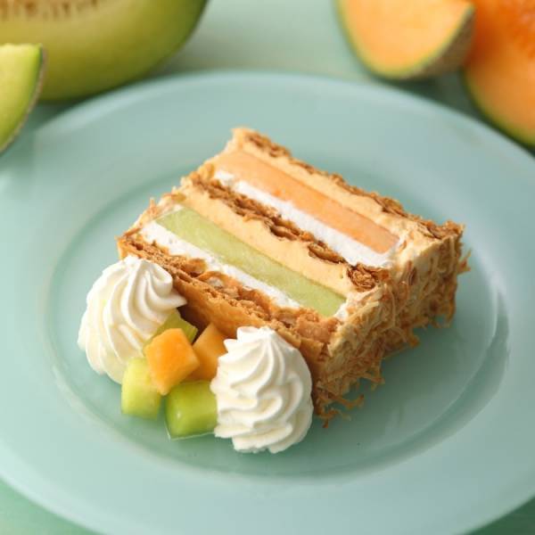 赤肉メロンと青肉メロン、個性の異なる2種類のメロンを楽しめるキハチの「ダブルメロンパイ」