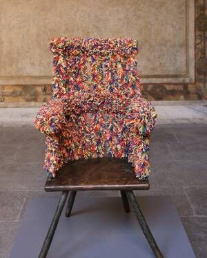今年のプロジェクトの主役は椅子。ロエベがミラノサローネでコレクションを発表