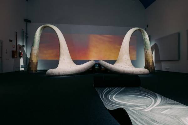 ミラノにあるIULM大学でアルカンターラとアーティストとのコラボ作品のアーカイブ展を開催