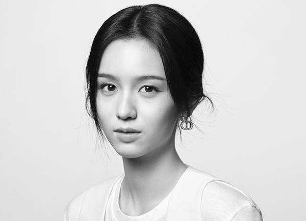 写真家 ブリジット・ラコンブが撮り下ろすディオール「レディ 95.22」キャンペーンシリーズに中国の俳優 ジョウ・イエが登場