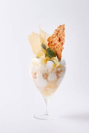 エンポリオ アルマーニ カフェ月替わりの季節のパフェ、5月は「日向夏 ライチ タラゴンのパフェ」
