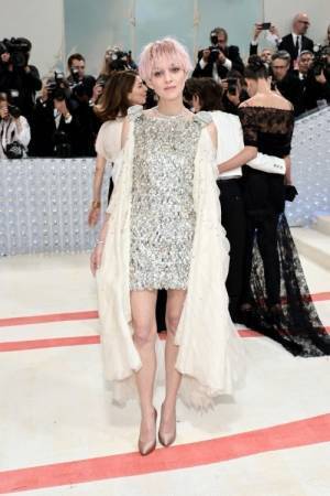 メトロポリタン美術館でメットガラ開催。ペネロペ クルス、ジェニーらセレブリティがシャネルのドレス姿を披露