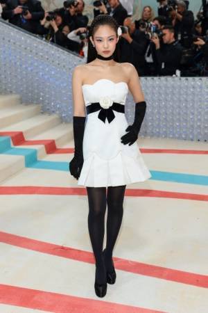 メトロポリタン美術館でメットガラ開催。ペネロペ クルス、ジェニーらセレブリティがシャネルのドレス姿を披露