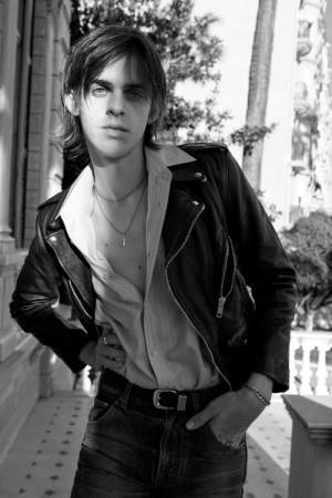 エディ・スリマンが撮り下ろすセリーヌ オム エッセンシャルズ、モデルは英国出身の俳優 アール・ケイヴ