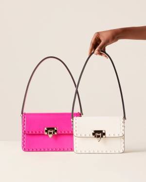 ヴァレンティノ ガラヴァーニ のアイコン「ロックスタッズ」をあしらった新作バッグ&シューズが登場