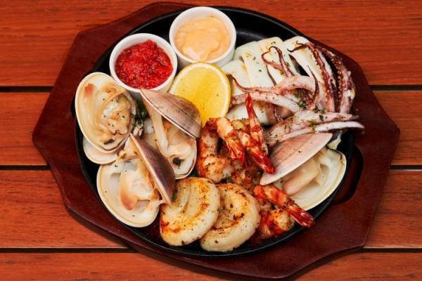 今年は本場の「アメリカンバーベキュー」がテーマ。グランド ハイアット 東京のテラス席限定のバーベキュープラン