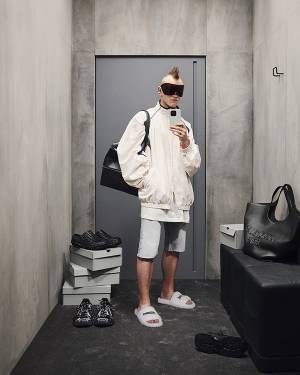 【ルック】バレンシアガ  Fall 23 コレクションをストアの試着室でセルフィーを撮るモデルたちの画像で発表