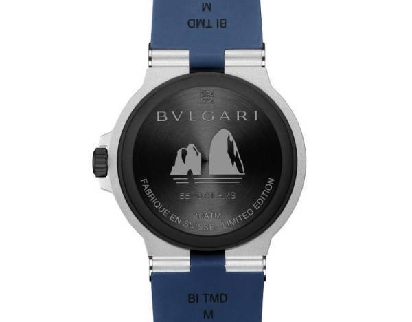カプリ島の輝く海と空の鮮やかな色合いを連想させるブルー。ブルガリ アルミニウムに限定モデルが登場