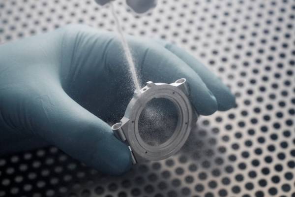 カプリ島の輝く海と空の鮮やかな色合いを連想させるブルー。ブルガリ アルミニウムに限定モデルが登場