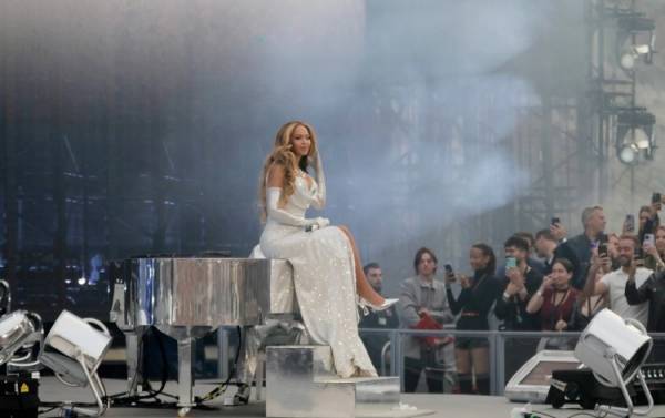 ビヨンセがワールド・ツアーでヴァレンティノのドレスを披露。ピエールパオロ・ピッチョーリがビヨンセのために特別にデザイン