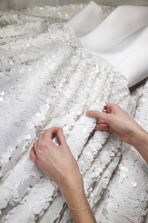 ルイ・ヴィトンのドレスを纏ったイギリスの女優 ジェンマ・チャンが第76回カンヌ国際映画祭に出席