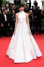ルイ・ヴィトンのドレスを纏ったイギリスの女優 ジェンマ・チャンが第76回カンヌ国際映画祭に出席