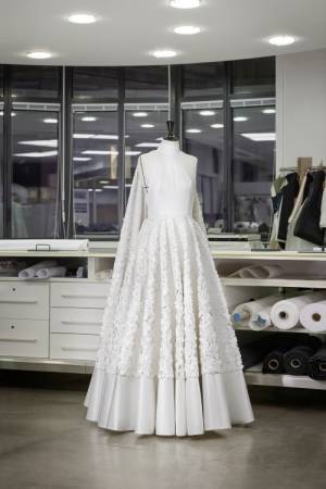 ルイ・ヴィトンのドレスを纏ったイギリスの女優 ジェンマ・チャンが第76回カンヌ国際映画祭に出席