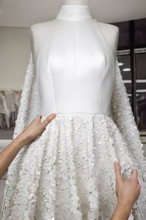 ルイ・ヴィトンのドレスを纏ったイギリスの女優 ジェンマ・チャンが第76回カンヌ国際映画祭に出席