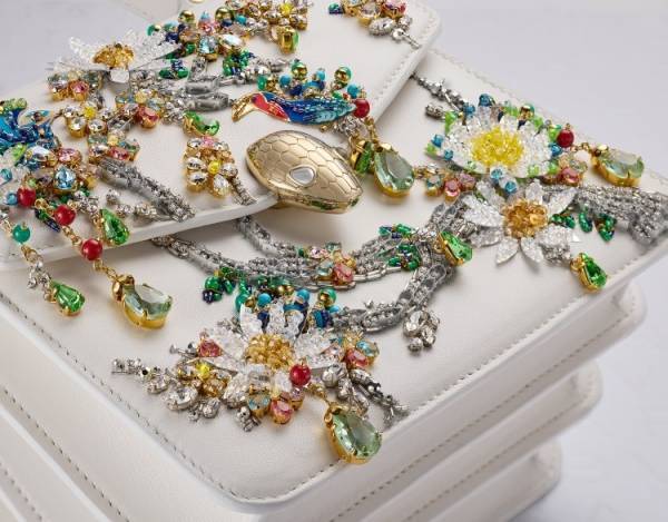 ブルガリがメアリー・カトランズとコラボ! 自然が織りなす世界をアイコンバッグにジュエリーモチーフで表現