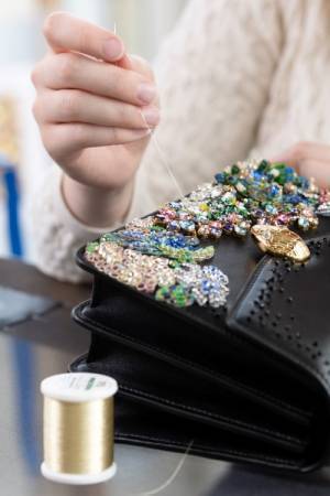 ブルガリがメアリー・カトランズとコラボ! 自然が織りなす世界をアイコンバッグにジュエリーモチーフで表現