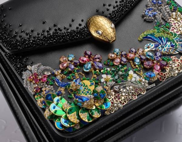 ブルガリがメアリー・カトランズとコラボ! 自然が織りなす世界をアイコンバッグにジュエリーモチーフで表現