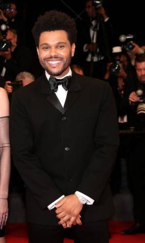 ピアジェのウォッチを身に着けたザ・ウィークエンドが第76回カンヌ国際映画祭レッドカーペットに登場