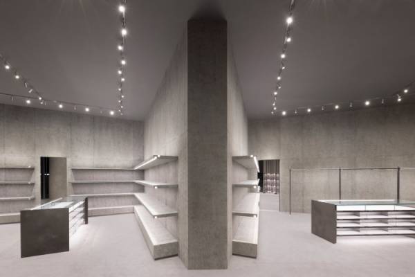 バレンシアガが東急プラザ銀座に期間限定ストアをオープン、「Balenciaga Tokyo」ロゴのDuty Free バッグも限定で登場