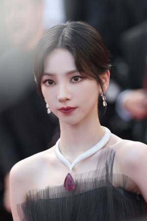 ショパールのハイジュエリーを纏ったaespaが第76回カンヌ国際映画祭のレッドカーペットに登場