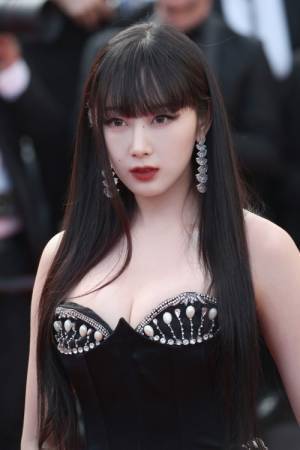 ショパールのハイジュエリーを纏ったaespaが第76回カンヌ国際映画祭のレッドカーペットに登場