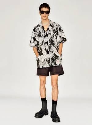 ヴァレンティノが日本発のハワイアンシャツブランド「サンサーフ」とコラボしたメンズシャツを発売
