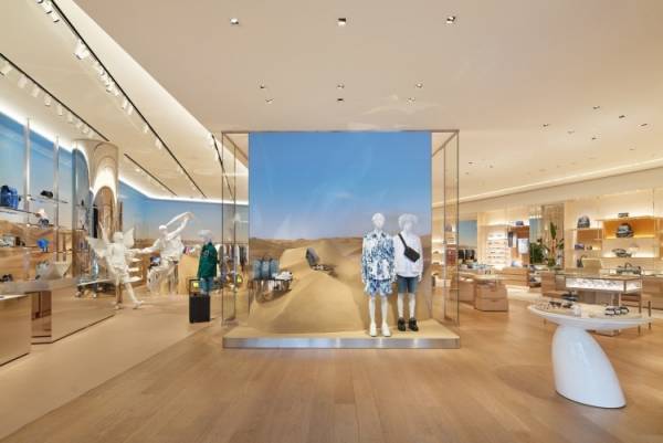 ルイ・ヴィトン渋谷メンズ店のウィンドウとポップアップスペースが2023秋冬メンズ・プレコレクション仕様に