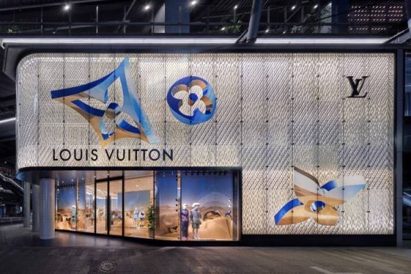 ルイ・ヴィトン渋谷メンズ店のウィンドウとポップアップスペースが2023秋冬メンズ・プレコレクション仕様に