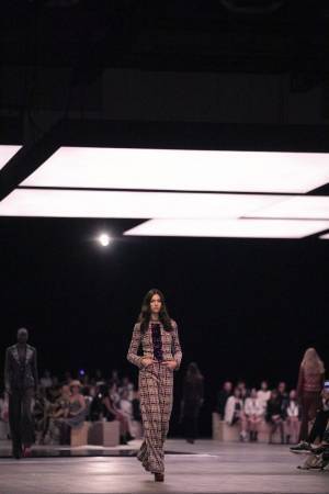 シャネルが東京で6年ぶりとなるコレクション・ショーを開催。東京のアートシーンと新たなつながりを築くショーに