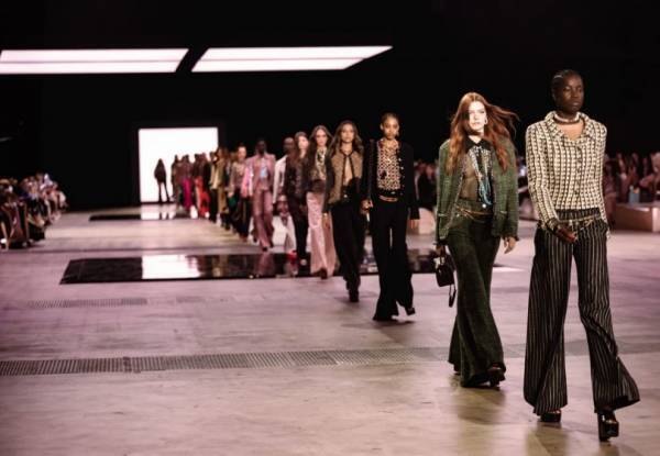 シャネルが東京で6年ぶりとなるコレクション・ショーを開催。東京のアートシーンと新たなつながりを築くショーに