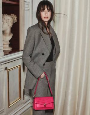 ブルガリ 2023年秋冬アクセサリーコレクションを纏うアン・ハサウェイ。写真家クリス・コルズがコンテンポラリーなエレガンスを表現