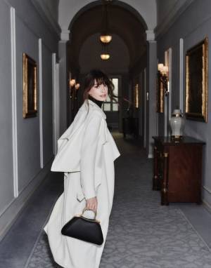 ブルガリ 2023年秋冬アクセサリーコレクションを纏うアン・ハサウェイ。写真家クリス・コルズがコンテンポラリーなエレガンスを表現