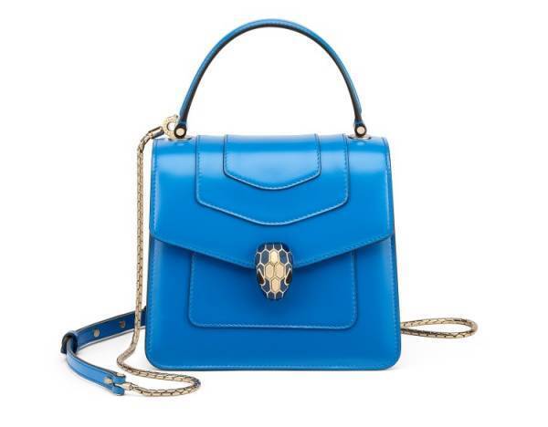 デニム生地をメゾンの匠の職人がラグジュアリー感溢れるパターンへと加工したブルガリの新作バッグが登場