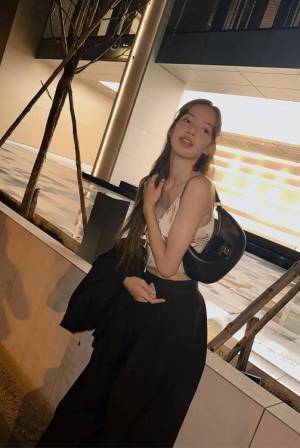 BLACKPINKのLISAが着るセリーヌ。エディ・スリマンによるコレクションより（2023年6月 in タイ）