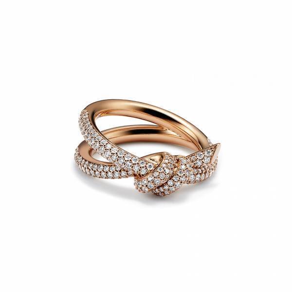 なめらかで有機的な形状と鋭く尖ったアングルの印象的なティファニー ノットコレクションに新デザインが登場