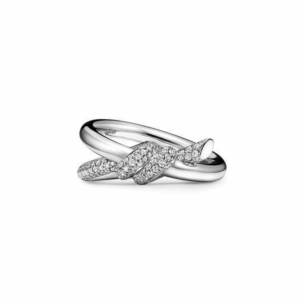 なめらかで有機的な形状と鋭く尖ったアングルの印象的なティファニー ノットコレクションに新デザインが登場