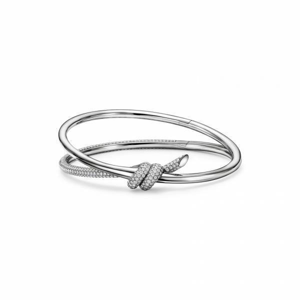 なめらかで有機的な形状と鋭く尖ったアングルの印象的なティファニー ノットコレクションに新デザインが登場