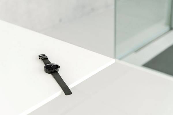 群馬精密が建築家・窪田勝文と生み出すミニマリズムを体現するこだわりのタイムピース