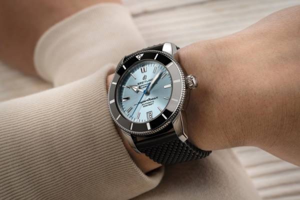 さわやかなアイスブルー文字盤!が印象的! ブライトリングからケース径42mmのダイバーズウオッチが日本限定200本で登場