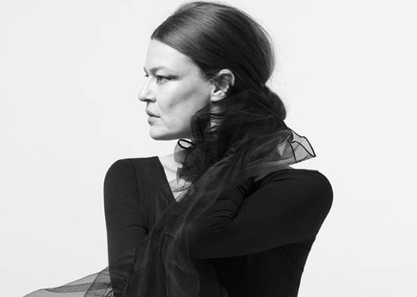 写真家 ブリジット・ラコンブが撮り下ろすディオール「レディ 95.22」キャンペーンシリーズに振付師のシャロン・エイアルが登場