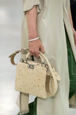 フェンディが2024年春夏メンズコレクションで隈研吾とのアーキテクチュラルアクセサリーを発表