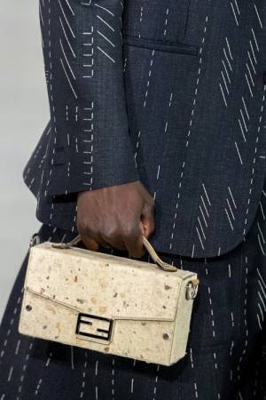 フェンディが2024年春夏メンズコレクションで隈研吾とのアーキテクチュラルアクセサリーを発表