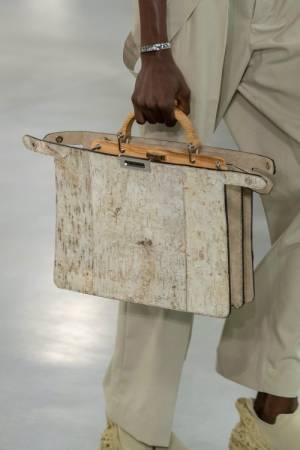 フェンディが2024年春夏メンズコレクションで隈研吾とのアーキテクチュラルアクセサリーを発表